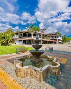 una fuente de agua frente a un edificio en Finca Hotel La Esperanza, en Montenegro