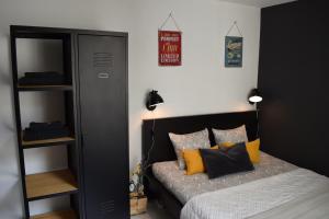 - une chambre avec un lit et des oreillers jaunes dans l'établissement Cosy apartment in the center of Brussels, à Bruxelles