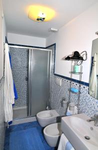 ソレントにあるCasa Giovannaのバスルーム(シャワー、トイレ、シンク付)