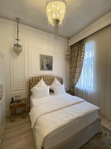 Nabat Palace Arbat tesisinde bir odada yatak veya yataklar