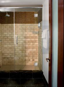 a bathroom with a shower with a glass door at Hotel Viking in Newport