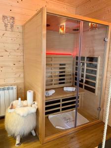 a room with a shower with two toilets in it at Chalet à l'aise met Wellness, Durbuy in Durbuy