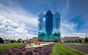 ein großer Wolkenkratzer vor einem Gebäude in der Unterkunft Seneca Niagara Resort & Casino in Niagara Falls