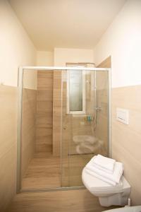Et badeværelse på Covaciu aparthotel