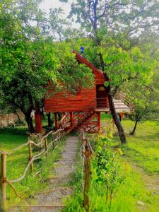 un pequeño edificio rojo con un pájaro encima en Casuta din Poiana, en Poiana