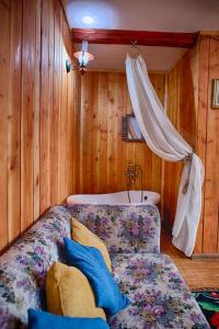 sala de estar con sofá y bañera en Casuta din Poiana, en Poiana