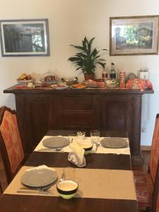 een tafel met borden en glazen erop bij Il Mugello B&B in Vicchio