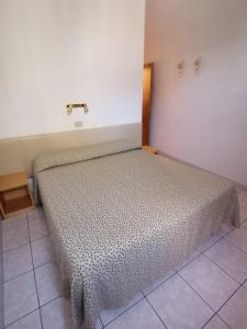 ein Schlafzimmer mit einem Bett in einem Zimmer in der Unterkunft Camere la torre in Volterra