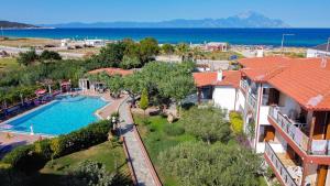 einen Luftblick auf ein Resort mit einem Pool in der Unterkunft Hotel Pontos in Sarti