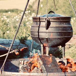 Zdjęcie z galerii obiektu Brackenhill Glamping - Safari Tent with Hot Tub w mieście Ivybridge