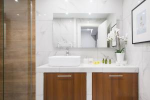W łazience znajduje się umywalka i lustro. w obiekcie LOMVARDOU-Stylish Flat next to Ampelokipi Metro St w Atenach
