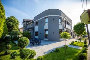 an image of a house with a courtyard at Vila Todorović in Bela Crkva