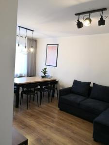 salon ze stołem i kanapą w obiekcie Apartament przy Starówce w mieście Sandomierz