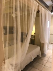 Schlafzimmer mit einem Bett mit weißen Vorhängen in der Unterkunft Apartamento Romántico in Valencia