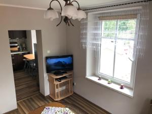 Televízia a/alebo spoločenská miestnosť v ubytovaní Apartament "U OLI"