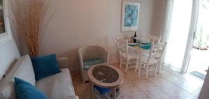 A seating area at Apartamento Pardela