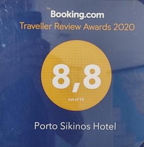 un panneau pour un hôtel avec le numéro 8 dans l'établissement Porto Sikinos Hotel, à Alopronia