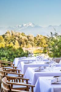 un grupo de mesas con manteles blancos en Jiva Hill Resort - Genève en Crozet