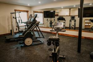 een fitnessruimte met diverse loopbanden en een televisie bij Sawtelle Mountain Resort in Island Park
