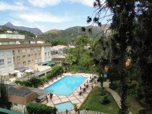 Una vista aérea de un complejo turístico con piscina. en Flat Itaipava - Granja Brasil, en Itaipava