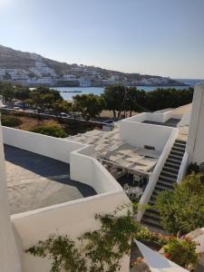 Foto da galeria de Porto Sikinos Hotel em Alopronia