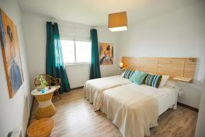 A bed or beds in a room at Apartamento en Viveiro
