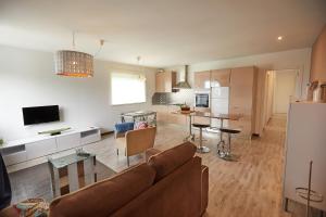 A kitchen or kitchenette at Apartamento en Viveiro