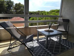 - un balcon avec une table et deux chaises dans l'établissement Studio à Hyères Port - Proche de toutes commodités, à Hyères