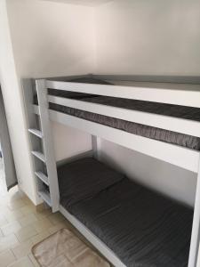 Cette chambre comprend un placard avec 2 lits superposés. dans l'établissement Studio à Hyères Port - Proche de toutes commodités, à Hyères