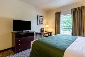 Tempat tidur dalam kamar di Cobblestone Hotel & Suites - Erie
