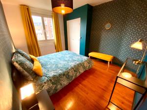niewielka sypialnia z łóżkiem i oknem w obiekcie 7- Appartement pour 4 personnes entièrement refait à neuf en centre ville w mieście Dieppe