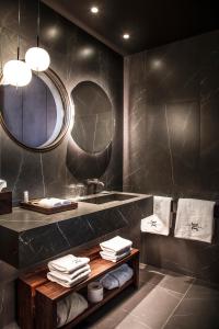 a bathroom with a sink and a mirror at Jiva Hill Resort - Genève in Crozet