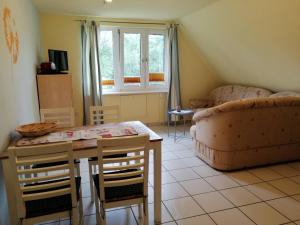 a living room with a table and a couch at Haus Bernsteinchen in Gustow