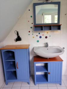 ein Bad mit einem Waschbecken und einem Spiegel in der Unterkunft Haus Bernsteinchen in Gustow