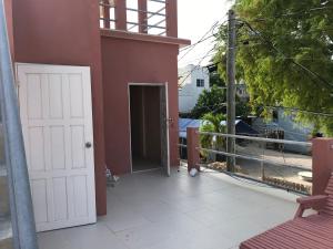 uma vista da varanda de uma casa em Tropical Paradise Express em Caye Caulker