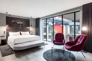 Radisson RED Aarhus客房内的一张或多张床位