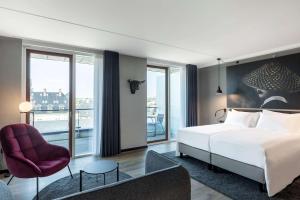 Radisson RED Aarhus客房内的一张或多张床位
