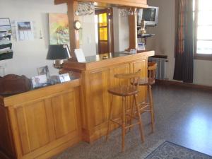 埃斯克爾的住宿－拉波薩達旅館，酒吧,带两个凳子和柜台