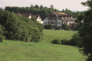una gran casa blanca en un campo de hierba en Hotel Empfinger Hof, Sure Hotel Collection by Best Western, en Empfingen
