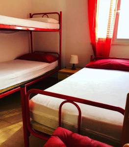 een slaapkamer met 2 stapelbedden en een raam bij Appartamenti "LE CASETTE DI TERESA" in Ortona