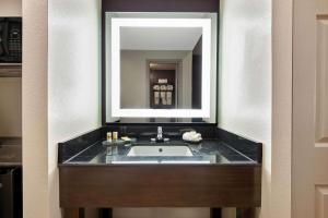 Koupelna v ubytování La Quinta by Wyndham New Cumberland - Harrisburg