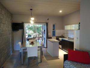 皮納馬爾的住宿－La Pedrera，厨房以及带桌椅的起居室。