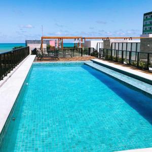 una piscina sul tetto di un edificio di Eco Summer Tambaú - Apartamentos de 2 Quartos por Genius Flats a João Pessoa
