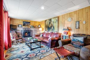 sala de estar con sofá y chimenea en Rocky Mountain High, en Estes Park