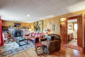 sala de estar con sofá y chimenea en Rocky Mountain High en Estes Park