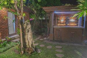 Ein Garten an der Unterkunft Tirta Bali Villa