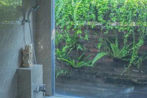 Ein Garten an der Unterkunft Tirta Bali Villa
