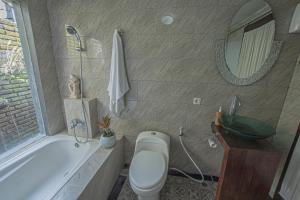 Ein Badezimmer in der Unterkunft Tirta Bali Villa