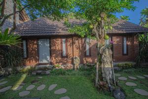 Ein Garten an der Unterkunft Tirta Bali Villa