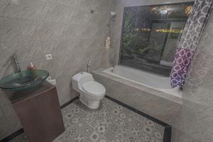 Ein Badezimmer in der Unterkunft Tirta Bali Villa